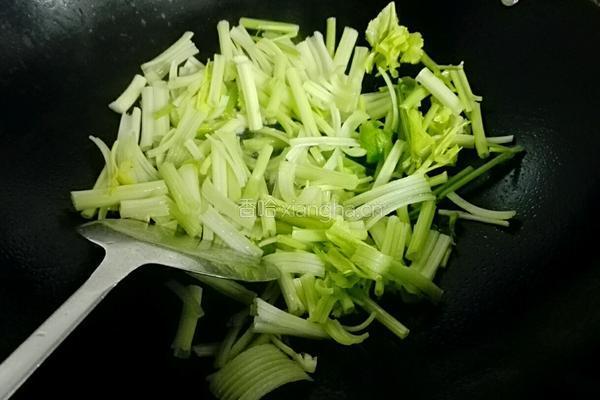 芹菜木耳炒腐竹的做法图解5