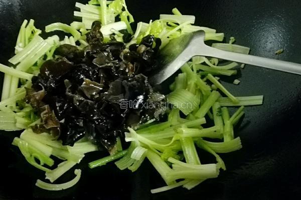 芹菜木耳炒腐竹的做法图解6