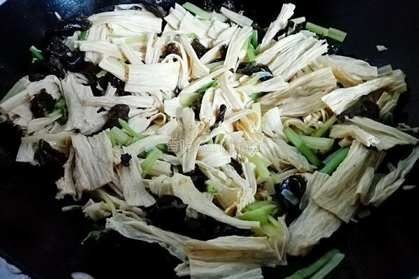 芹菜木耳炒腐竹的做法图解7