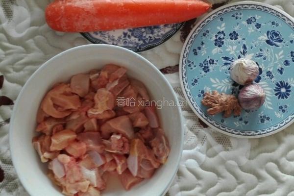 胡萝卜烧鸡肉的做法图解1