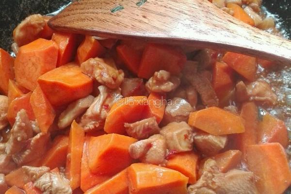 胡萝卜烧鸡肉的做法图解8