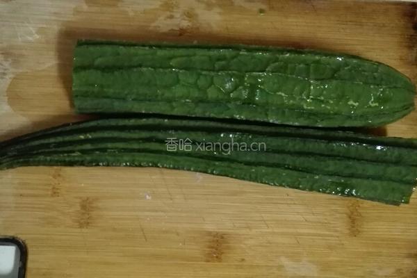 肉片炒丝瓜的做法图解1