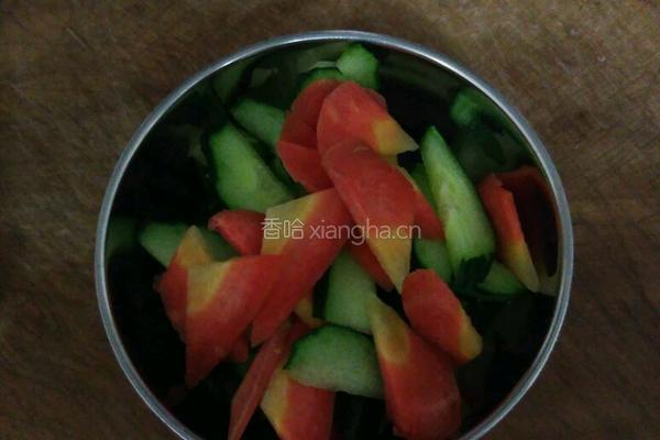黄瓜炒鸡蛋的做法图解1