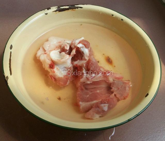 猪筒骨用冷水浸泡二十分钟，去血水。
