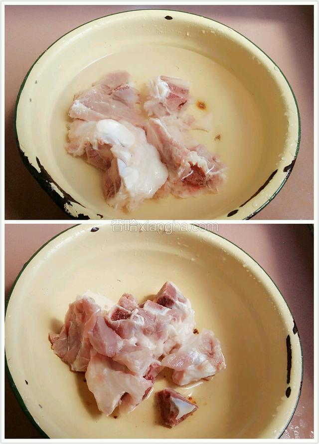 把浸泡猪筒骨的水倒掉，用清水洗三遍。