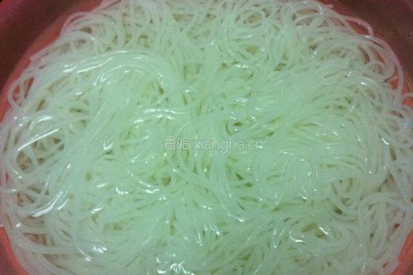 腊肉米粉的做法图解1