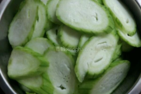 菜脯蒜香丝瓜的做法图解2