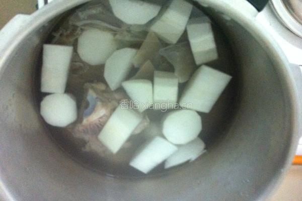 萝卜鱿鱼龙骨汤的做法图解4