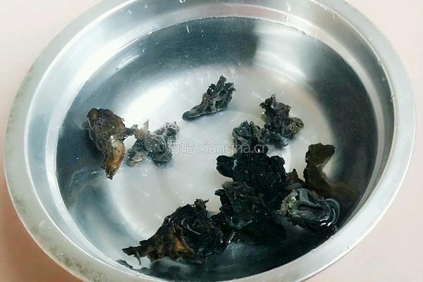 肉末木耳胡萝卜丝的做法图解2