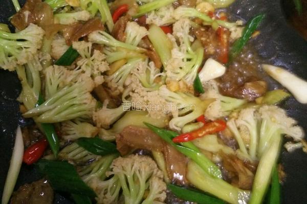 五花肉炒菜花的做法图解3