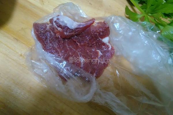 芹菜肉馅饺子。的做法图解2