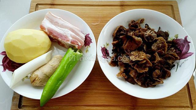 准备食材:榛蘑用水提前泡开，洗净后攥干水份。