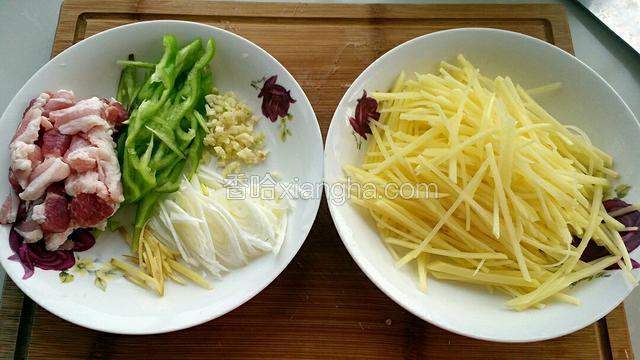 土豆、辣椒切粗丝，五花肉切薄片，切姜丝、蒜末和葱花。
