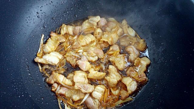 再放入葱、姜翻炒几下，调入生抽和料酒。