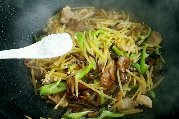 榛蘑炒土豆的做法图解8