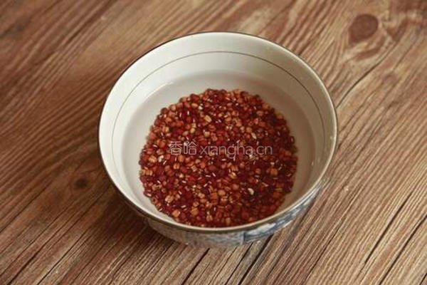 红豆薏仁牛奶粥的做法图解2