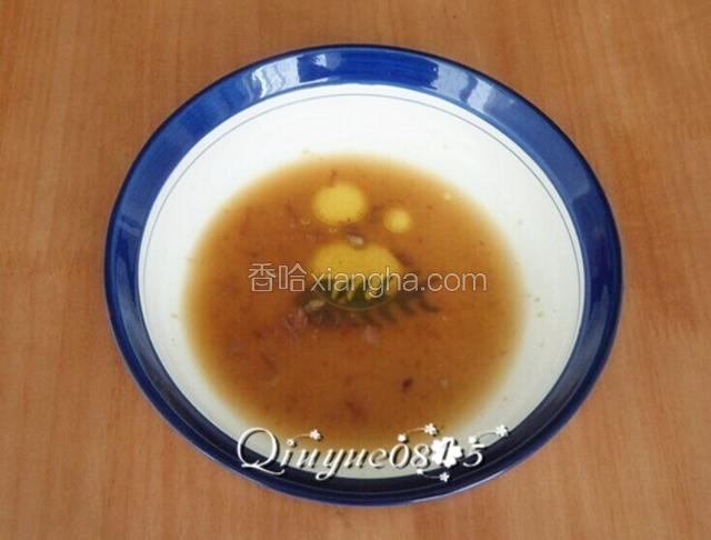 取一点高汤（我放的是牛肉汤），舀入炸出的葱油。