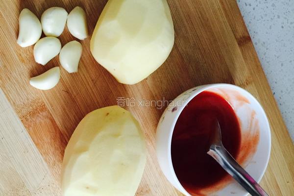 茄汁土豆块的做法图解1