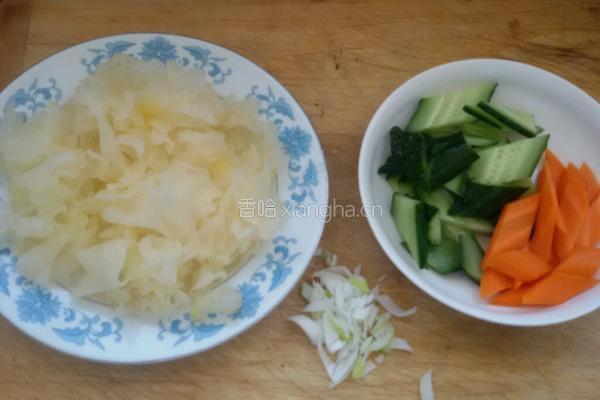糖醋银耳的做法图解1