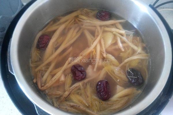 鲜藕黄花菜龙骨汤的做法图解7