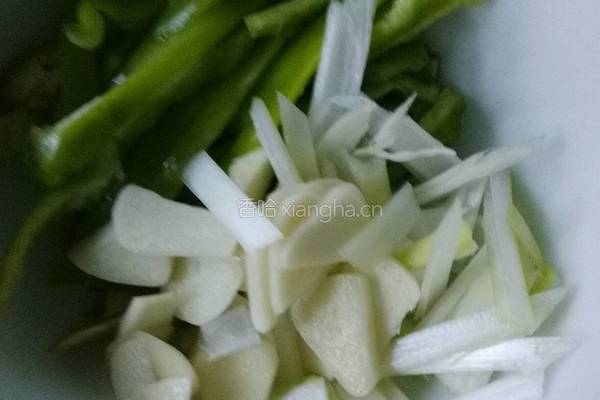 扫帚蘑炒土豆片的做法图解2