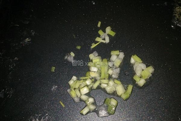 海鲜鸡蛋青菜炒饭的做法图解2