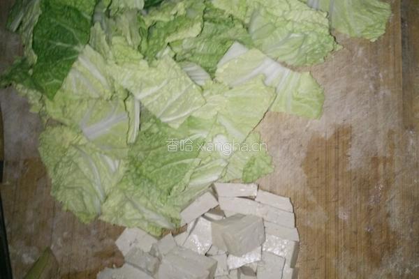 白菜炖粉条豆腐的做法图解2