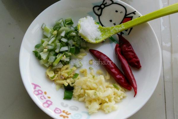 椒香茼蒿豆腐的做法图解1