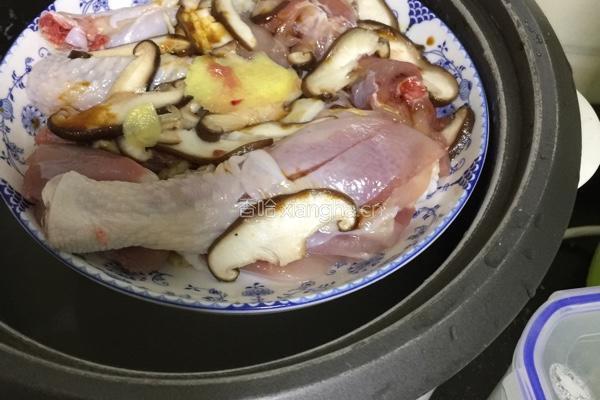 香菇蒸鸡腿的做法图解3