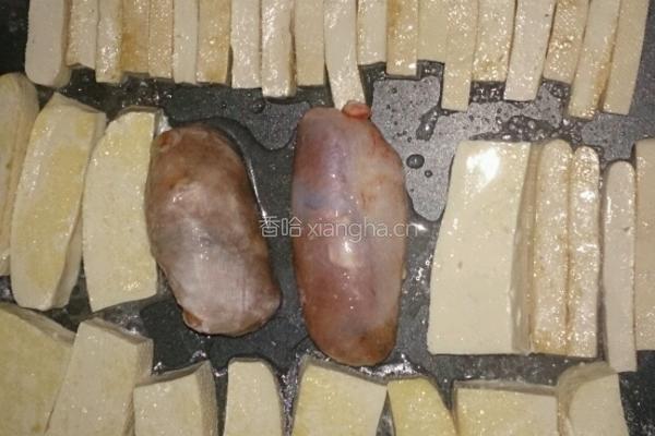 穆氏煎鱼肉泥膘肠(搭剔骨胡椒鱼排)的做法图解3