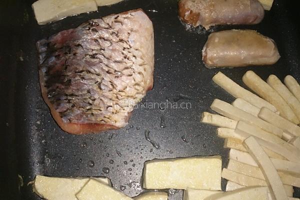 穆氏煎鱼肉泥膘肠(搭剔骨胡椒鱼排)的做法图解4