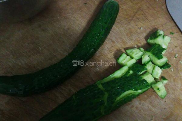 凉拌黄瓜的做法图解1