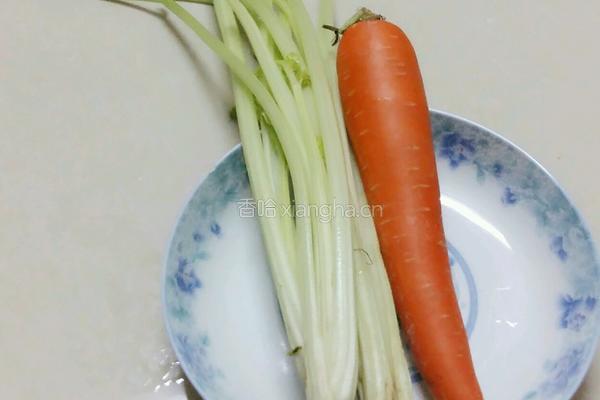 芹菜胡萝卜丝的做法图解1