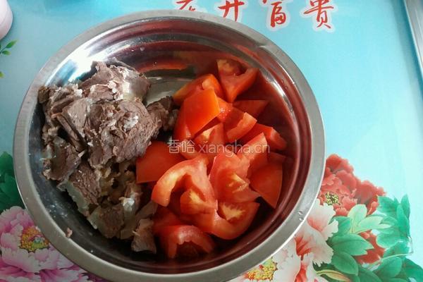 牛肉胡萝卜番茄汤的做法图解1