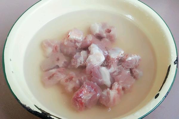 胡萝卜木耳排骨汤的做法图解3