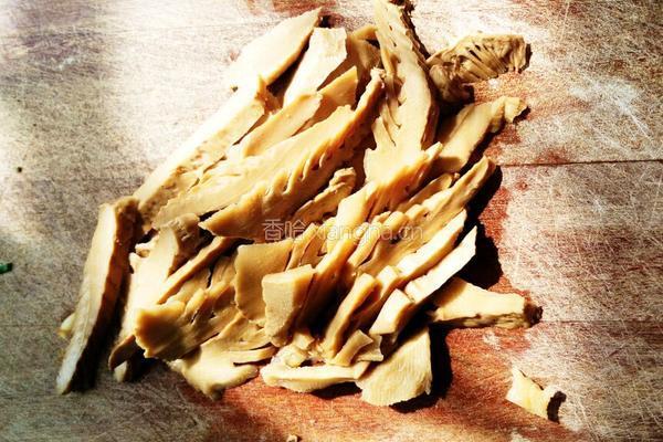 香菇腊肉炒笋丝的做法图解2
