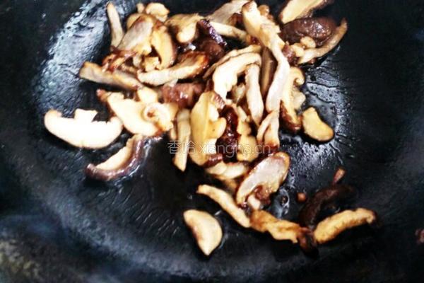 香菇腊肉炒笋丝的做法图解3