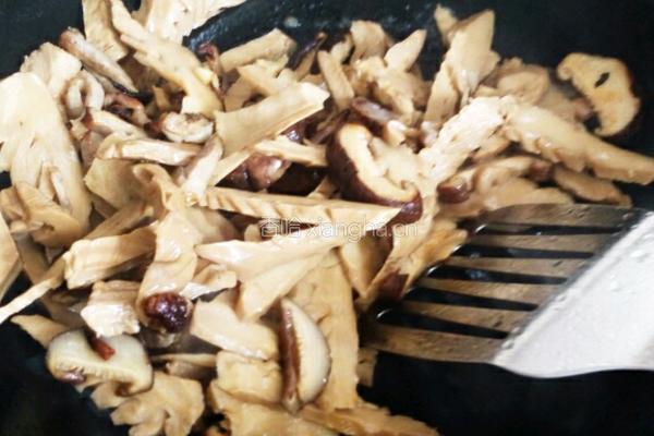 香菇腊肉炒笋丝的做法图解4
