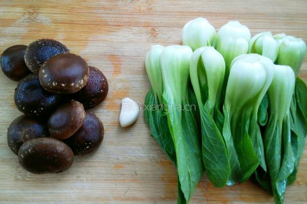 香菇扒油菜的做法图解1