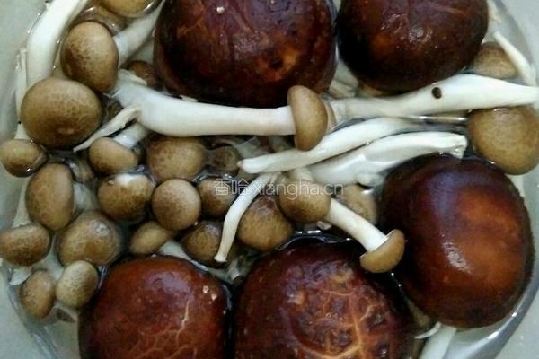 蟹味鲫鱼汤的做法图解3