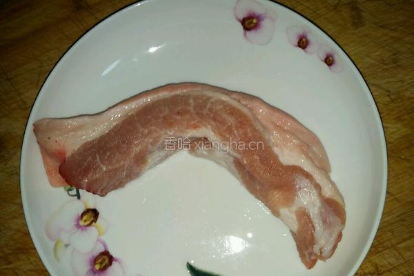 鹌鹑蛋鱿鱼红烧肉的做法图解1