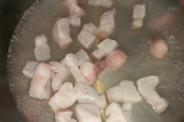 鹌鹑蛋鱿鱼红烧肉的做法图解5