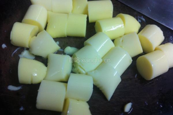 香菇肉片闷日本豆腐的做法图解2