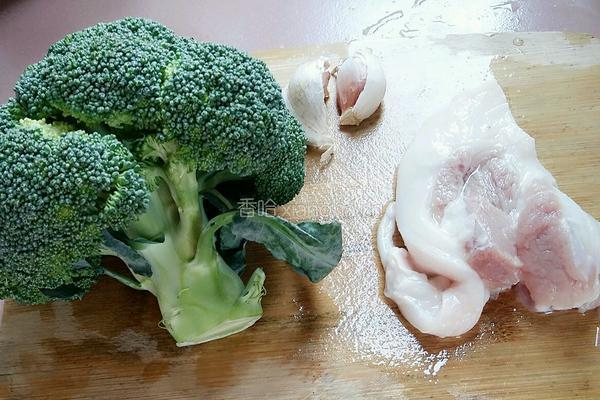 蒜蓉西兰花炒肉的做法图解1