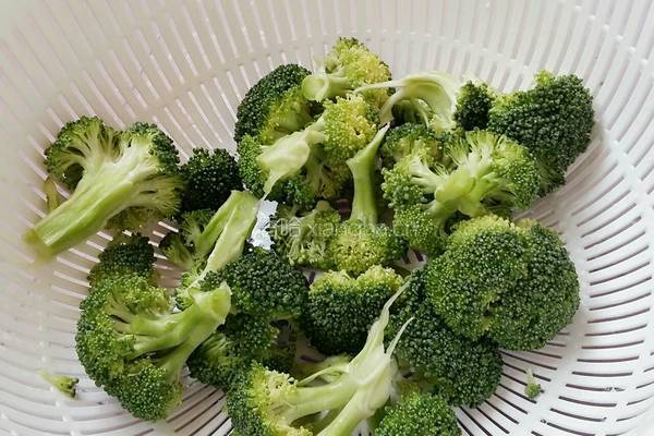 蒜蓉西兰花炒肉的做法图解5