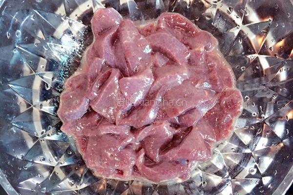 芹菜蒜苗炒猪肝的做法图解1
