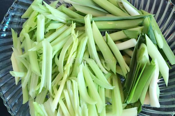 芹菜蒜苗炒猪肝的做法图解2