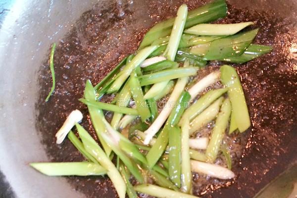 芹菜蒜苗炒猪肝的做法图解5