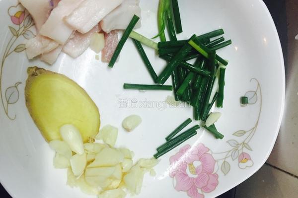 娩鱼头豆腐汤的做法图解2
