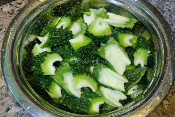排骨豆豉焖凉瓜的做法图解1
